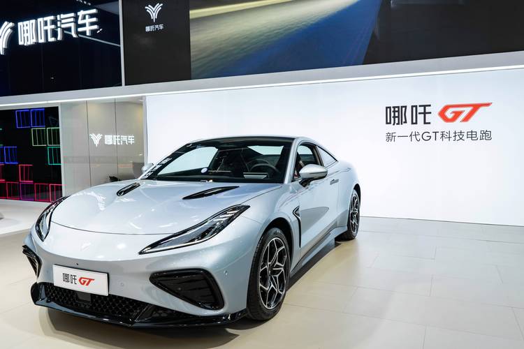 东莞282哪吒汽车在智能汽车领域的表现，领途汽车在新能源汽车市场中的影响力